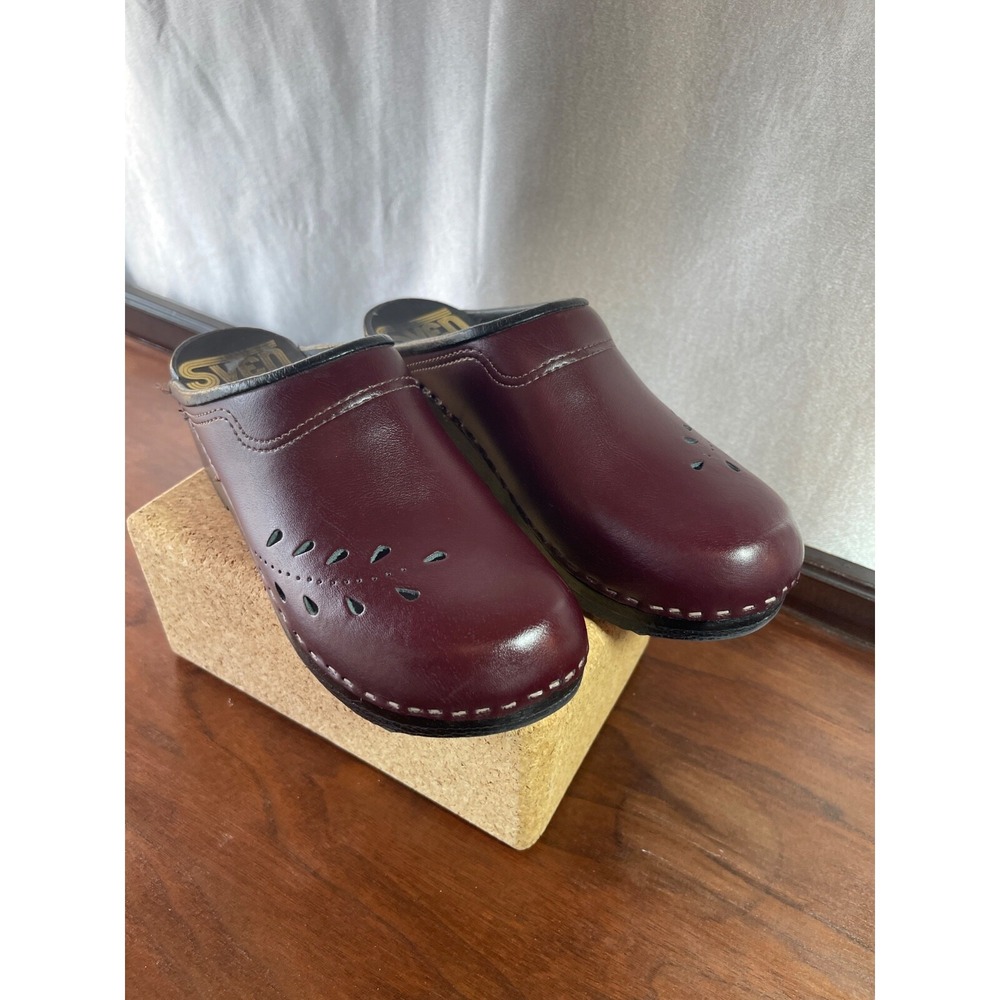 Women's Sven Clogs Burgundy Wine Leaf Punch Cutout - Low Heel USA Made Sz 40 EUC